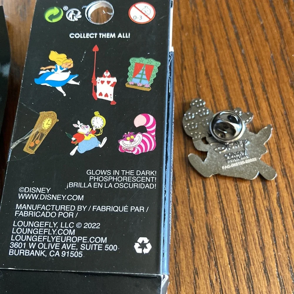 New Disney Loungefly Alice in Wonderland Icon White Rabbit Pin - Picture 2 of 2